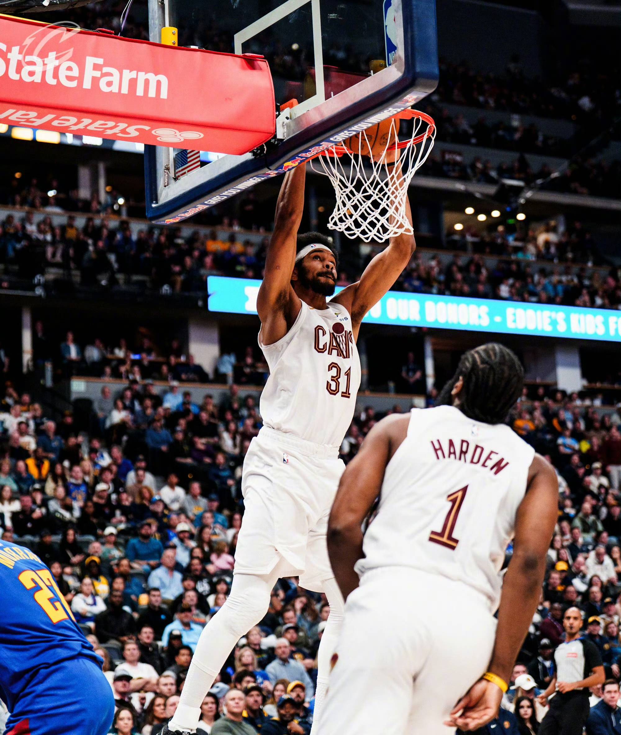 九游体育-关于哈登回归赛场，惊险取胜首场状态亮眼，掘金观众沸腾！的信息